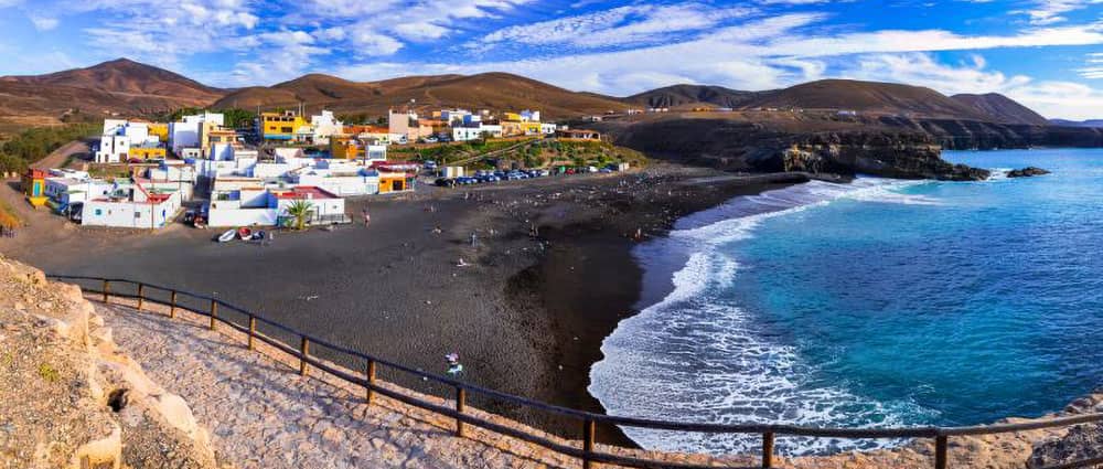 Playas de arena negra en España: La playa de Ajuy en Fuerteventura