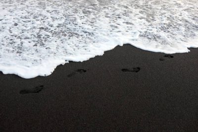 Caminando por la arena negra: una experiencia sensorial en las playas de España