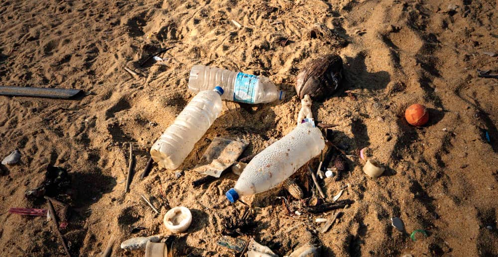 Playa contaminada en España con aguas sucias y residuos en la arena