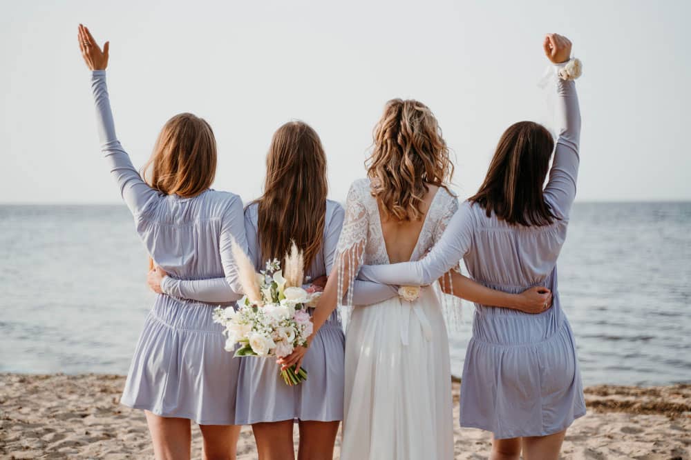 Bodas en la Playa en España: Vestidos, trajes y complementos