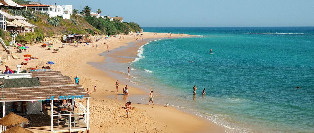 Mejores playas para hacer surf en España: Playa de Los Caños de Meca (Cádiz)
