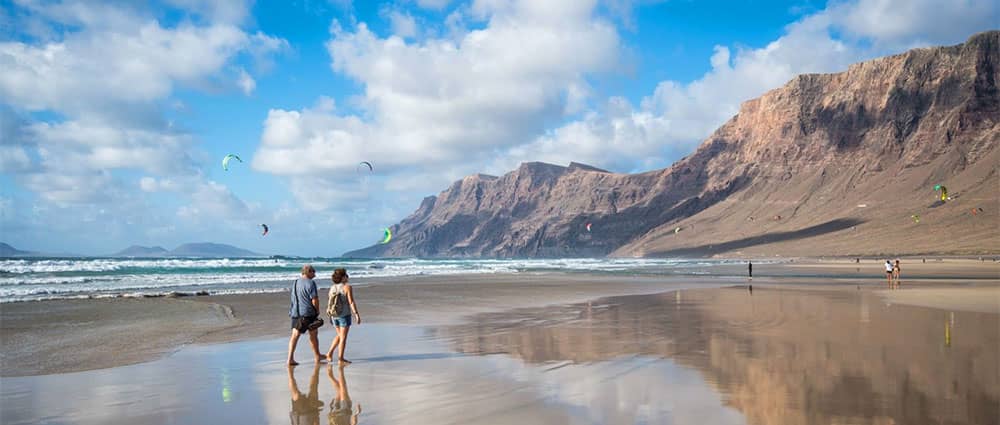 Mejores playas para hacer surf en España: Playa de Famara Lanzarote