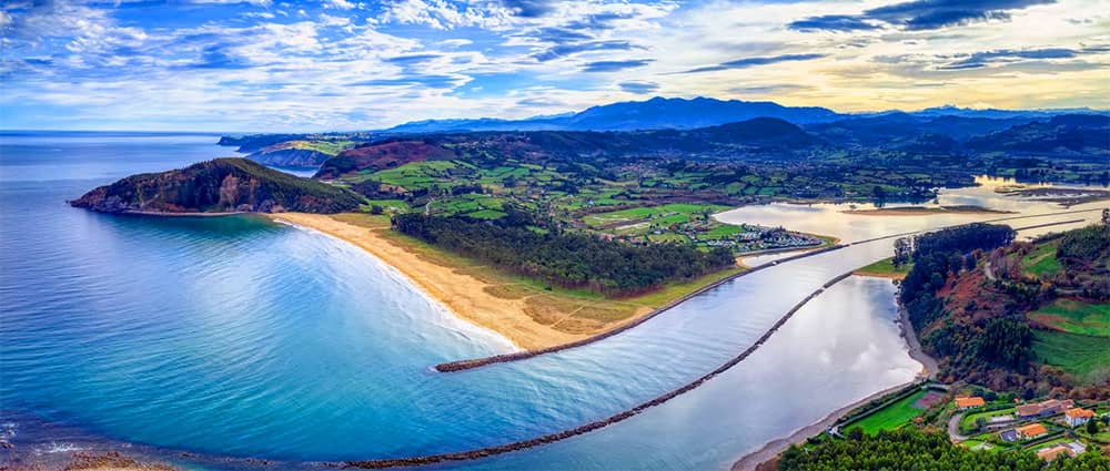 Mejores playas para hacer surf en España: Playa de Rodiles Asturias