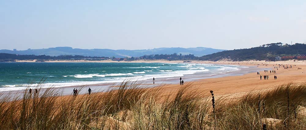 Mejores playas para hacer surf en España: Playa de Somo (Cantabria)