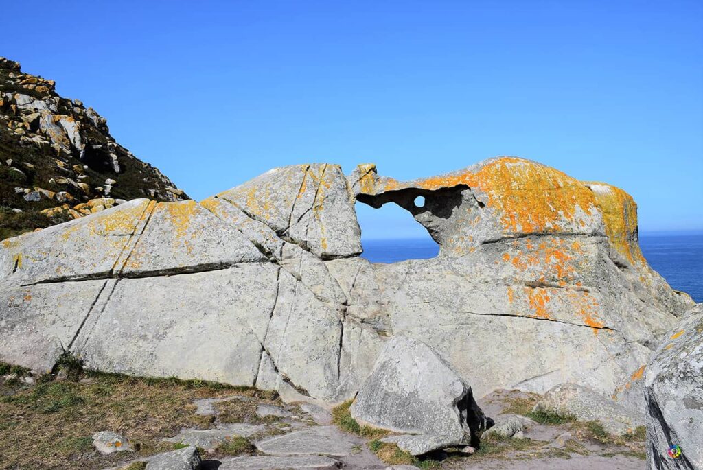 Vista de la Pedra de Campá perforada por el viento. Acceso desde la ruta de senderismo del Monte Faro de las Islas Cíes