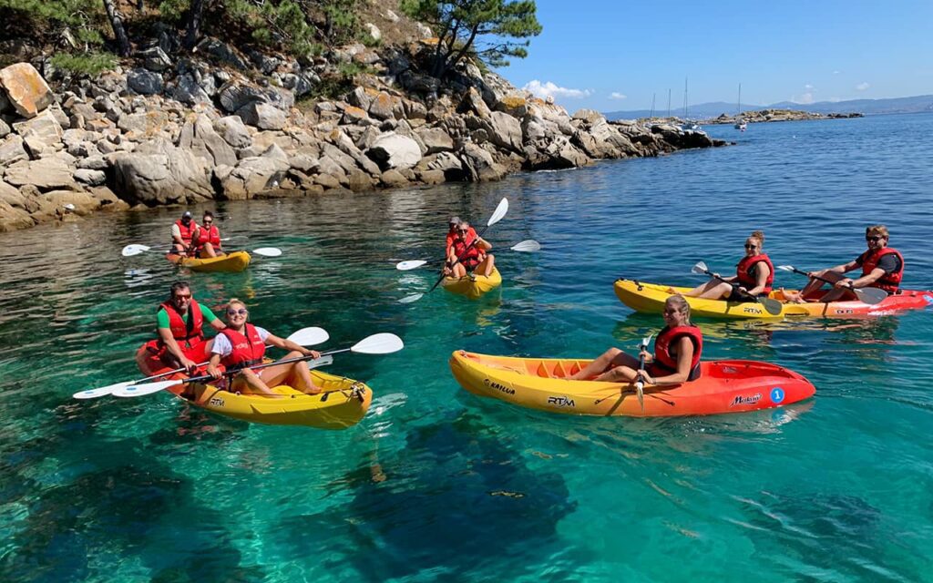 Las rutas guiadas en Kayak te ofrecen una manera diferente de disfrutar de las aguas cristalinas de las Islas Cíes y la playa de Rodas