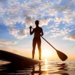Descubre qué es el paddle surf y cómo iniciarte